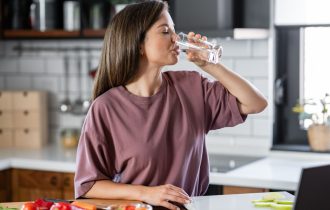 Zašto nutricionisti kažu da bi većinu vode trebalo da popijemo pre 16 časova